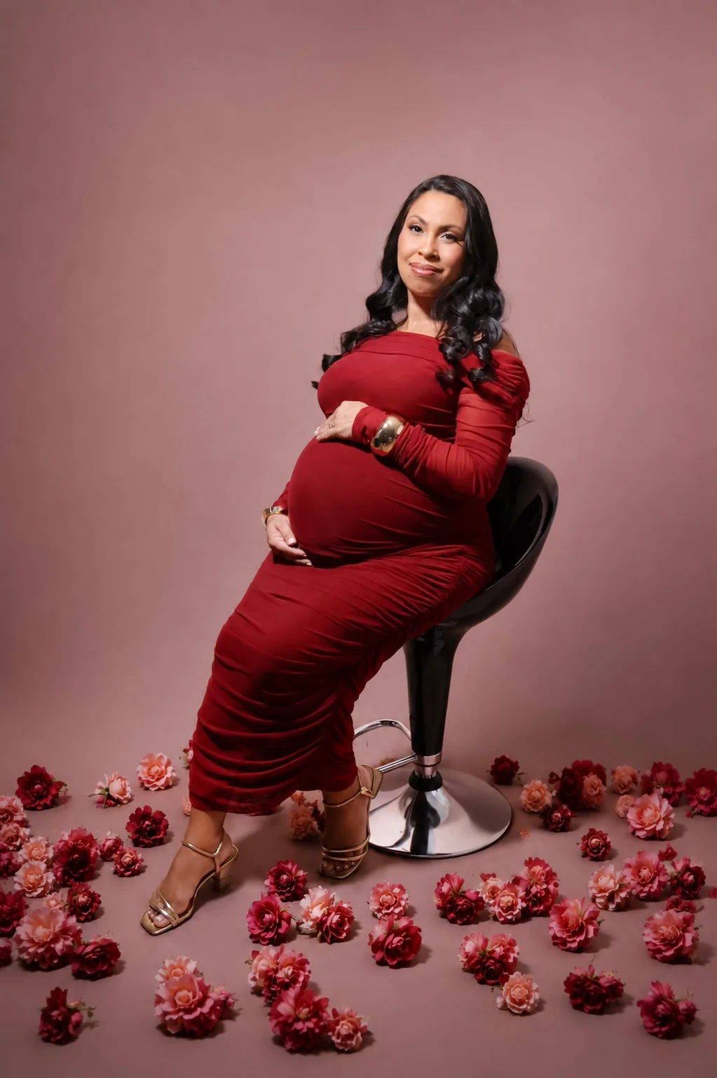 Gestante de vestido vermelho cercada por flores