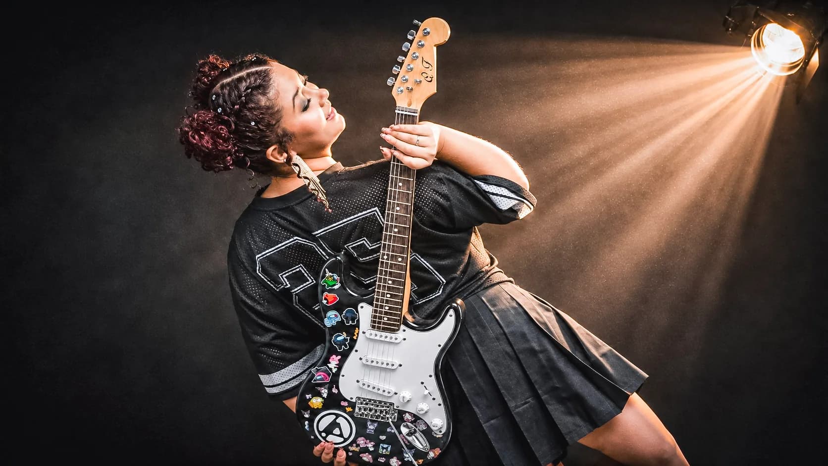 Ensaio de 15 anos com guitarra, luz dramática e atitude